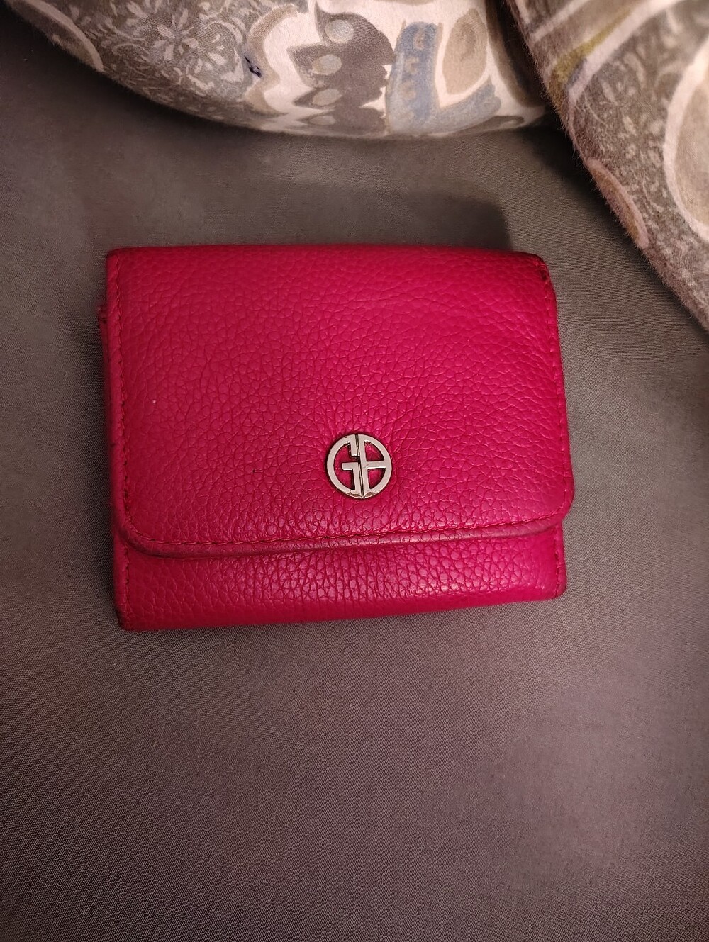 Giani Bernini 1Red Pebbled Leather Compact Wallet with Metal Logo